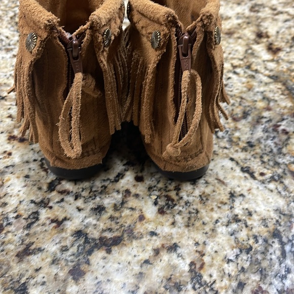 MinneTonka  Size 7.5 - Picture 2 of 4